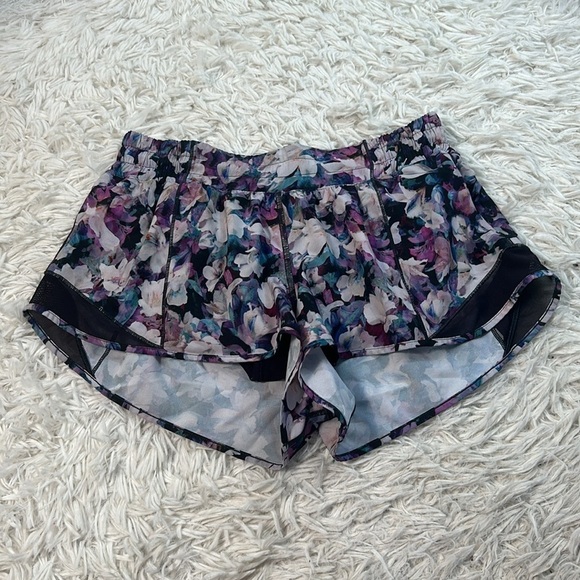 Lululemon Hotty Hot Short II *2.5" Utopia Multi / Deep Phantom - Picture 1 of 6